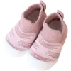 Pierwsze spacerowiczów lekkie i miękkie buty dla dzieci Dzieci Wczesne wykształcenie oddychające i niestosowane buty na zewnątrz z miękkimi podeszwami 240315