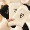 Chaussettes de femmes 1pair Hiver Love Modèle pour les filles Velvet d'automne épaissis en peluche chaude sommeil maison moelleuse