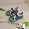 Primeiros caminhantes 2024 sapatos lacados brilhantes para crianças luz sólida ajustável todos os dias tênis de corrida confortáveis para caminhar 240315