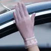 Fünf Finger Handschuhe Frauen Sonnenschutz Hohe elastische Spitze Design Seide Dünne Touchscreen Anti-UV Skid für Outdoor Driving1271C