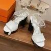 Läder silver spänne block klackar plattform kvinnor vit svart kortfattad slingback metall design eleganta lyxskor