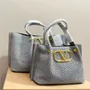 Gold V Raffias Beach Shop Designer Tote Bag Stor resor Lyxig handväska med handväska Moder axelvävsäckar nit kvinnor
