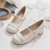 Sandaler 2024 Round Toe Single Shoe Fairy Style Shallow Cut Retro Pearl Flat Buckle Thick Heel Bekväma kvinnors skor