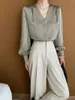 Kvinnor Bluses Light Luxury Satin French Midseam V-ringskjorta med Glow High End 2024 Early Spring Edition Pullover Top