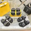 Дизайнерская обувь женские туфли Sandals Sandals Знаменитые дизайнерские женские сандалии кожаные сандалии летние пляжные пляжные тапочки с сандалиями с коробкой 35-40