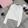 Dames T-shirt ontwerper Vroege lente Nieuw Nanyou Miu-stijl Veelzijdig Letterborduurwerk Zware industrie Nail Diamond Nekband Ondershirt met lange mouwen voor dames ZV0Z