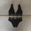 Vrouwen in zwemkleding zijn conservatieve hoge taille bedekte buik dunne slanke pasvorm gespleten driehoek zwarte sexy kleine borst verzamelde bikini