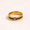 Luksusowy projektant biżuterii Pierłnictwo Kobiety 18 -karatowe złoto splowane stali nierdzewne Miłość ślubna zapasy Faux skórzane pierścionek drobny palcem akcesoria