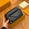 Mini yumuşak gövde tasarımcısı erkek kutu crossbody çanta yüksek kaliteli kabartma postacı deri zincir omuz kayışı erkek çanta omuz çantası m55702