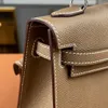 Вся сумка ручной работы. Дизайнерская сумка через плечо из импортной кожи эпсома, прошитой французской восковой нитью, мини-диагональная сумка из 24-каратного золота.