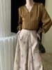 Kvinnor Bluses Light Luxury Satin French Midseam V-ringskjorta med Glow High End 2024 Early Spring Edition Pullover Top