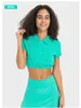 LULULULULU arbore le même style polo à revers à manches courtes respirant avec coussinets de poitrine pour serrer la taille t-shirt court de yoga fitness lu vêtements de yoga taille basse