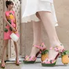 Nuevos y dulces zapatos de piña para mujer con plataforma de agua de fondo grueso, tela estampada, tacones súper altos personalizados y sandalias de gran tamaño para prendas de vestir de mujer