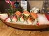 Noir rouge sushi sashimi bateau glace nourriture fruits de mer assiette saumon plateau créatif japonais conteneur baril décor 240304