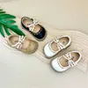 Primeiros caminhantes novos sapatos de bebê para primavera bordado borboleta-nó meninas princesa sapatos de couro sola macia para crianças pequenas 240315