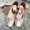 Ballet plat mlumlu Parijs Ballet Modeontwerper Professionele dansschoenen Satijnen ballerina's Platform Strik Ondiepe mond Enkele schoen platte sandalen