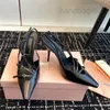 Luxury Shoes Kitten klack hög klack kvinna sandaler äkta läderskor fast färg spetsig tå spänne dekor trendig lack läder formella skor festskor 35-40