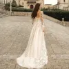 O-collo Una linea elegante Abiti Boho Maniche lunghe trasparenti Tulle Applique Sweep Train Abiti da sposa da sposa con pizzo sul retro pplique