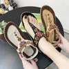 Sandaler Sandaler för kvinnor 2023 Nya kvinnors skor Summer Bohemian Pinch Flat Sandals for Women Beaded Beach Shoes for Women J240315