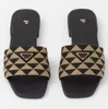 Designerskie kapcie kobiety Sandały Sprawdź trójkąt logo patent skórzane sandały liter
