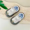 Pierwsze spacerowicze 2024 Nowe buty dla niemowląt do wiosennych skórzanych butów dla chłopców miękka podeszwa zewnętrzna pojedyncze buty Modne małe dziewczęta trampki 240315