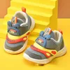 Eerste wandelaars Klassieke babyschoen jongen meisje baby schattig gezicht alledaagse sneakers op platte zool eerste kinderlaarzen katoen antislip warme wandelschoenen 240315