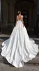 Новые дизайнерские свадебные платья с открытой спиной Дешевые элегантные атласные свадебные платья с глубоким V-образным вырезом и шлейфом с поясом из бисера на заказ YD