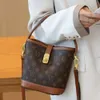 Borse alla moda dei migliori designer Questa popolare borsa a secchiello da donna Nuova moda Spalla versatile Sensazione di tendenza di fascia alta