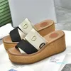 Strandslippers mode Dikke bodem ontwerper Schoen Cartoon pantoffel Alfabet dame Dames Schoenen Platform Wiggen Sandalen stoffen letter Hoge hak Slides