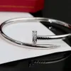 Designer Catier Armband Titanium Steel Kajia Nail Armband Enkelt och avancerat diamantfri armband Personliga par Tillbehör