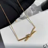 Ontwerper Gu Ailings kruisknoopketting met dezelfde stijl voor dames, lichte luxe en uniek ontwerp, een hoogwaardige gouden elegantie, beroemdheidskraagketting DC3J