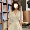 Бальные платья Нишевое дизайнерское платье Sense для женщин Белая стильная и тонкая юбка средней длины с v-образным вырезом, летняя