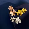 Nuovo design lucido Lucky Grass con diamanti Anello aperto Fiore da donna Anello pieno di diamanti Anello nuziale Gioielli firmati R007