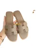 Oran Sandals Summer Leather Slippers 2024 Summer Slippers With Litchi Pattern Elephant Grey äkta läder Flat Bottom Slippers One Belt Ou har logotyp HBCL6W