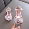 Summer Breattable Princess Girl Sandals paljetter Fashion Rhinestone Bow Tie Girls Shoe Baby Performance Leather Casual Shoes 240229