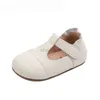 Pierwsze spacerowicze 2024 Nowe buty dla niemowląt na wiosenne skórzane słodkie małe dziewczynki Buty Princess Soft tenis podeszwa na zewnątrz modne małe buty dla dzieci 240315