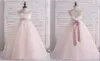 Śliczne rumieńce Designer Flower Girls Sukienki 2022 Sheer Scyk Lace Applique Kluczowy dziurka na tylne podłogę Pierwsza sukienka komunalna Tanie 2578438