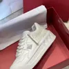 Küçük Tasarımcılar 2024 Sıradan Ayakkabı Ayakkabı Sneaker Beyaz Walenttino Aile Yeni Ayakkabı Büyük Tasarımcı Perçin Kalın Sole Erkek Kadınlar Aynı Stil Spor US0K C OO51