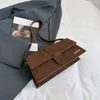 Designpåsar säljs billigt fashionabla mocka handväska armhåla liten väska populär ny stil axel kvinnor 2024