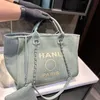 Ladies Light Green Denim Beach shoppingväskor DEAUVILLE CLUTCH MED Silver Metal Hardware Matelasse Chain Crossbody Handväskor Holiday Bagage Purse 38x30cm