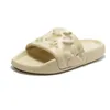 Mens feminino Slipers Slides Designer Sapatos Hotel chuveiro de verão praia Sandálias brancas pretas para casa Plataforma plana Pillow Sandles Claquette Pantoufle