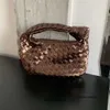 Designer Botegs V Luxury Handbag, le maquillage tricoté en nuage à main est polyvalent et la forme assortie au banquet est également un sac