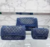 클래식 데님 블루 CC 플랩 가방 고급 디자이너 여성 핸드백 크로스 바디 토트 쇼핑 가방 빈티지 자수 프린트 실버 하드웨어 가방 3 크기