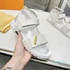 Designer-Sandalen für Damen, Kalbsleder, Dad-Sandalen, gesteppt, geprägtes Kuhfell, Sommer-Sandalen, Plateauschuhe, niedriger Absatz, Keilschnalle, Sandale, Slip-On, Knöchelriemen, Strandhose