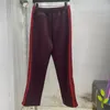 Pantalons pour hommes Hommes et femmes Aiguilles Papillon Brodé Sangle latérale Casual Poches rouges foncées Survêtement de haute qualité