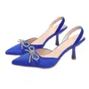 Sandálias 2023 primavera / verão novos sapatos femininos azul strass arco estilo sapatos de salto alto com faixa de cabeça e costas apontadas com sandálias ocas J240315