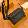 Mini yumuşak gövde tasarımcısı erkek kutu crossbody çanta yüksek kaliteli kabartma postacı deri zincir omuz kayışı erkek çanta omuz çantası m55702