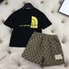 男の子と女の子向けの夏の新しいファッショナブルセット半袖Tシャツとショーツハイエンドファッション2ピースビッグボーイズのための2ピースセット