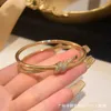 Tifanism klassisches T-Familienarmband aus 18 Karat Gold mit Diamantknoten und einem weiblichen Nischendesign, einfach und luxuriös, eingelegte Rose, voll 50IA TV6R