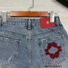 Damenjeans, hohe Version, 24 SS, Frühling und Sommer, neu, LOE * Taschentuch, besticktes rotes Leder-Logo-Design, hohe Taille, schmale Jeansshorts YMKT